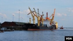 拥有仰光港的“亚洲世界集团”曾经在美国政府制裁的名单上。(美国之音朱诺拍摄,2013年11月22日)