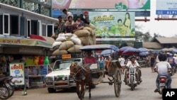 မွန်ပြည်နယ်၊ မော်လမြိုင်မြို့ရှိ ဈေးတခု၏ မြင်ကွင်း။