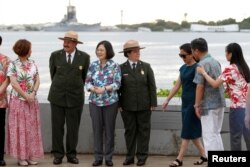 台湾总统蔡英文展开太平洋友邦之旅,过境美国夏威夷,在珍珠港事件中被日军击沉的亚利桑那号战舰上的纪念馆和代表团成员与美国国家公园工作人员合影(2017年10月28日)