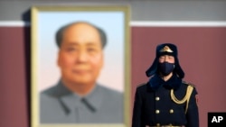 一名中国武警士兵戴着口罩在北京天安门前站岗。(2020年2月4日)