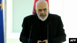 资料照片:2024年6月5日,阿尔巴尼亚总理埃迪·拉马在阿尔巴尼亚地拉那西北约60公里的圣金港举行新闻发布会上发表讲话。