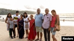 印度游客在泰国一个海边旅游胜地合影。(路透社)