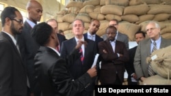 美国贸易代表迈克尔•弗罗曼(中)在埃塞俄比亚视察工作