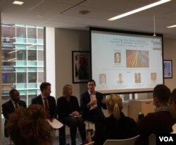 2017年11月21日,性少数权益倡议人士在美国华盛顿国际女性研究中心讨论性少数人群尤其是跨性别人士的研究资料鸿沟。(美国之音记者扬之初摄)