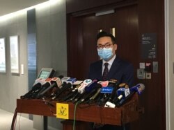 香港公民党党魁杨岳桥批评警方及特区政府高层纵容警察暴力,令警暴越演越烈。(美国之音王四维拍摄)