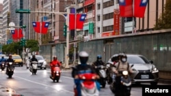 台北街头飘扬着台湾旗帜。(2024年1月3日)