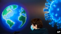 一位戴着口罩的以色列妇女在以色列的耶路撒冷接受新冠疫苗。(美联社2021年1月4日照片)