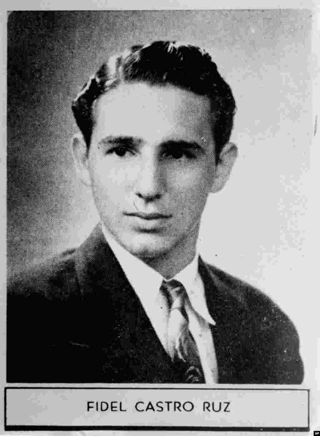 在卡斯特罗的高中年鉴上青年卡斯特罗的照片。年鉴对他的评语说,他体育出色,人缘好,会有光明的未来。卡斯特罗是棒球好手,曾考过纽约大都会棒球队,没考上。有人惋惜说,要是他考上了多好,成为职业球员而不是职业革命家,那就没有古巴革命了。