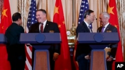 中国国防部长魏凤和、美国国务卿蓬佩奥、中共政治局委员杨洁篪和美国国防部长马蒂斯在美国国务院举行的记者会结束后握手。(2018年11月9日)