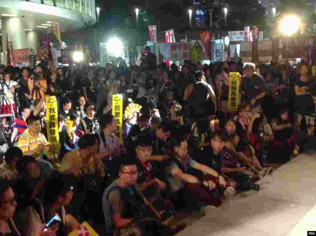 香港立法会辩论政改方案在星期三踏入最后阶段,大批支持和反对的示威人士在议会外的示威区分别举行集会。 (美国之音海彦拍摄)