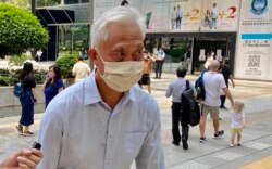 前立法会议员梁耀忠7月23日就去年六四未经批准集结案到区域法院应讯,他与同案被告壹传媒创办人黎智英计划不认罪(美国之音/汤惠芸)