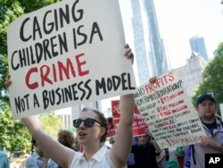 2018年6月29日在纽约的一次示威活动中,抗议者在联邦法院外喊口号,要求废除移民和海关执法局,改变美国移民政策。