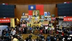 台湾与中国的服贸协议曾引发“太阳花学运”,抗议者占领立法院。(美联社资料图)