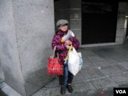 前红衫军成员单枪匹马闯绿营,呛陈水扁是“贪污犯”(美国之音许波拍摄)