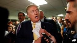 美国共和党总统参选人、亿万富翁川普(戴黄色领带者,2015年9月17日)