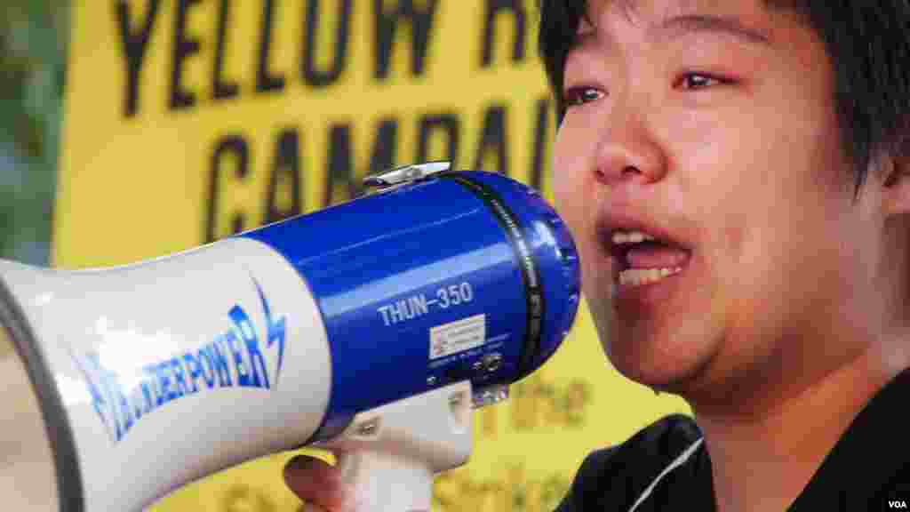 示威民众声泪俱下痛斥港警施放催泪弹（美国之音国符拍摄）