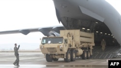 资料照片:美国空军运输机向以色列运送一个萨德导弹防御系统的发射器。(2019年3月1日)