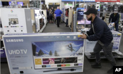 圣诞节期间,美国顾客在商店购物。