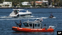 特朗普总统和家人在海湖庄园居住时,美国海岸警卫队在庄园旁边的湖上巡逻(2017年3月19日)