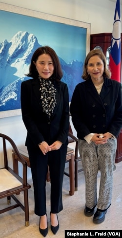 台湾驻以色列代表李雅萍(左)在驻特拉维夫台北经济贸易办事处接受美国之音特约记者斯特芬妮·傅莱德采访时合影。(2025年1月2日)