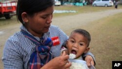 မှတ်တမ်းဓာတ်ပုံ- မြစ်ကြီးနား Trinity Baptist ခရစ်ယာန် ဘုရားကျောင်းမှာ ခိုလှုံနေကြတဲ့ စစ်ရှောင်အမျိုးသမီးနဲ့ ကလေးငယ်။ မေ ၆ ၂၀၁၈