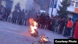 2013年11月11日,青海果洛20岁的僧人才让杰自焚。他是第127位自焚藏人。(推特图片)