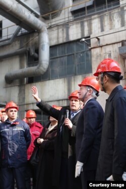 美驻华大使博卡斯在山西参观清洁煤技术项目。(图片由美国驻华大使馆提供)