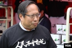 支联会主席何俊仁在维园年宵活动现场(美国之音记者申华拍摄)