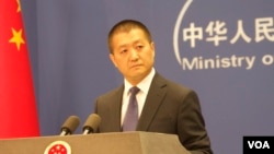 中国外交部新闻司司长兼发言人陆慷在外交部例行记者会上(2015年6月15日,美国之音东方拍摄)