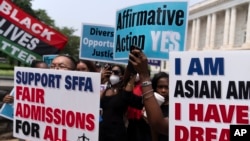 美国最高法院外聚集支持和反对平权行动的群众。