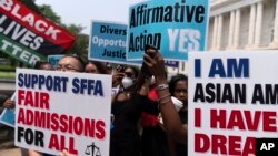 示威者在最高法院外手举标语抗议,抗议最高法院裁决推翻大学录取采用平权行动的决定。(2023年6月29日)