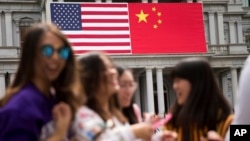 2015年9月24日,白宫旧行政楼上悬挂的中美两国国旗