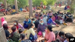 资料图片:2021年12月17日,在泰国北部德省Mae Tao,缅甸军队和克伦族反叛组织发生冲突后,逃往泰国的缅甸村民在疏散区休息。(美联社)