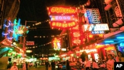 曼谷以南70公里的春武里府芭堤雅南部的红灯区夜景(资料照片)