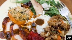 资料照:这盘感恩节晚餐包括苹果酒烤火鸡、肉汁、蔓越橘酱、细香葱土豆泥、香肠胡桃填料、芝麻菜梨沙拉和配香料的甘薯,等等。