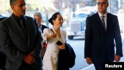 中国和加拿大因为“孟晚舟事件”,自2018年起陷入紧张关系。图为孟晚舟前往加拿大温哥华一家法庭继续出席庭审。(2019年9月30日)