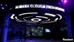 参观者在一个介绍阿里巴巴云服务的展台内(资料图)