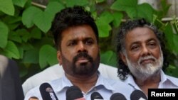 有望赢得斯里兰卡总统大选的迪萨纳亚克投完票后,向媒体发表讲话。(路透社:2024年9月21日)