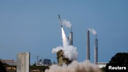 当一枚火箭从加沙地带向以色列发射时,以色列的铁穹反导系统发射一枚拦截导弹。