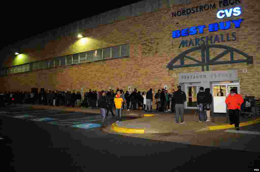 2012年11月22月,在维吉尼亚州阿灵顿,购物者在“黑色星期五”开始之前就已在商场外排队等候抢购。(D. Manis/VOA)