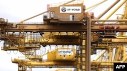 澳大利亚最大的集装箱码头营运商之一DP World在悉尼港的起吊装卸设备。(法新社2023年11月13日)