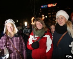 火炬游行声援刘晓波(美国之音王南拍摄)