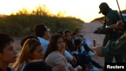 资料照片:从墨西哥越境进入美国的移民在新墨西哥州被边境巡逻队拘留。(2024年8月2日)