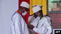 资料照片:几内亚总统孔德(左)宣誓就任第三任总统(2020年12月15号)。