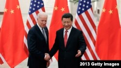 2013年时任美国副总统拜登(左)与中国国家主席习近平在北京人民大会堂会面