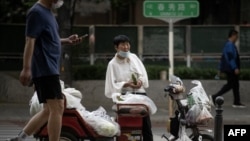 一名小贩在北京街头摆摊。(2020年6月8日)