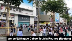 深圳摩天大楼赛格广场大厦数次摇晃,人们聚集在大厦外。 (2021年5月18日)