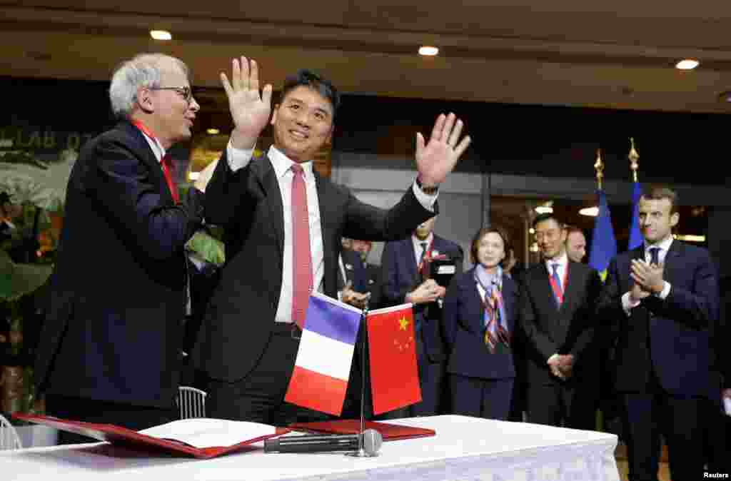 2018年1月9日,中国电子商务公司京东集团首席执行官兼创始人刘强东和法孚集团董事长桑切斯出席签约仪式,法国总统马克龙(Emmanuel Macron)在旁边观看。