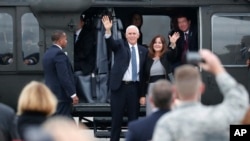 美国副总统彭斯和妻子凯伦在日本东京郊外的横田美国空军基地登上空军二号前挥手致意。(2018年11月12日)