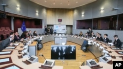 欧盟、日本和美国贸易官员在布鲁塞尔欧盟总部开会磋商。(2018年3月10日)